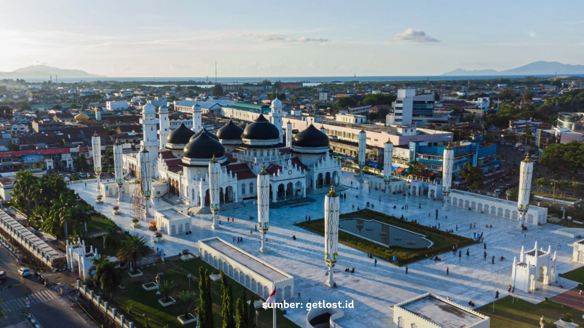 Panorama Masjid Raya Baiturrahman dan Kota Banda Aceh